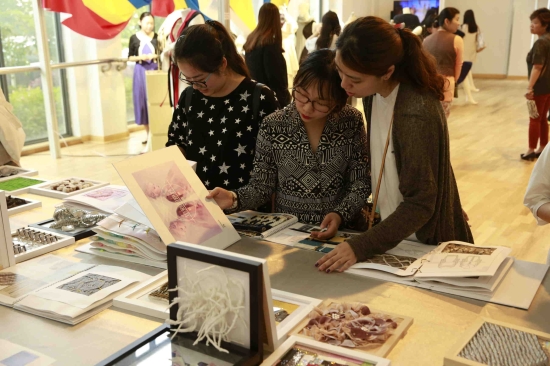 中法學(xué)院教學(xué)作品展覽隆重開(kāi)幕，文化藝術(shù)交流再譜新篇